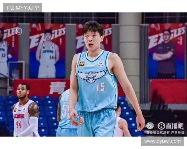 球迷身穿杨瀚森CBA球衣现场观战 多件球衣亮相引发热议