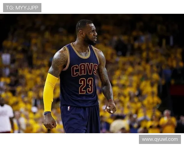 詹姆斯海报笑容满面《球场大脑》播客更新预告明日上线 詹姆斯海报笑容满面《球场大脑》播客更新预告明日上线