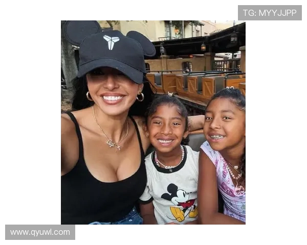 瓦妮莎携女儿现场观赛MLB世界大赛G4遗憾道奇失利